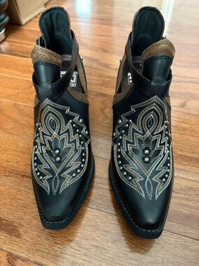 Durango women's black and brown booties